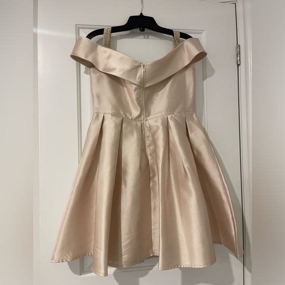 Cute evening dress worn once or twice. Very classy. Size M. - Picture 2 of 5